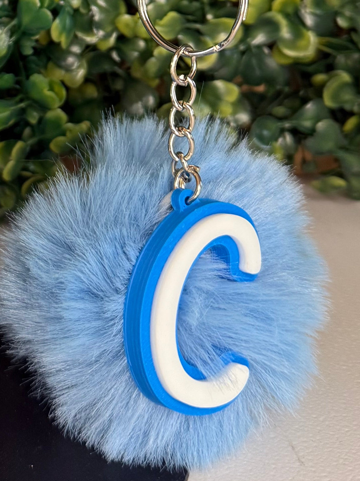 Llavero con letra personalizada y pompón