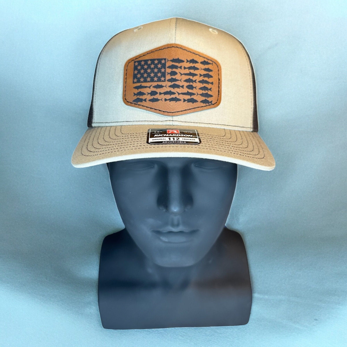 Gorra con bandera de EE. UU. y parche de cuero con rayas de pescado
