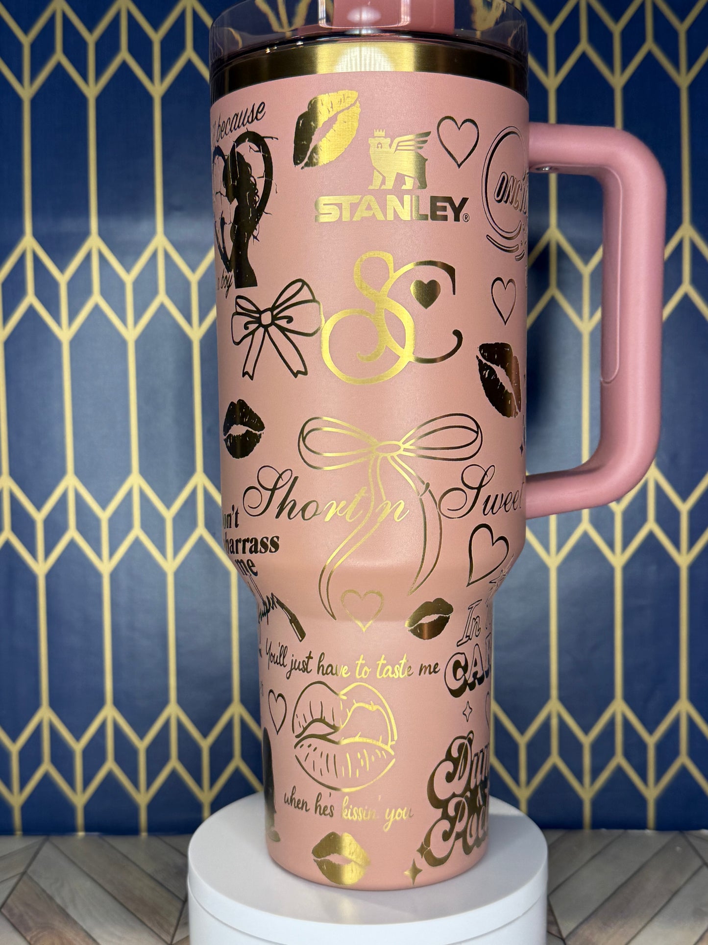Vaso corto y dulce con grabado de estrella del pop - Stanley IceFlow de 30 oz con pajita abatible
