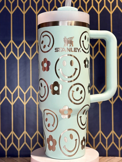 Vaso grabado con caras sonrientes y flores - Stanley Quencher 30/40 oz